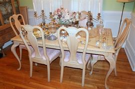Bernhardt dining table with 2 leaves and 6 chairs