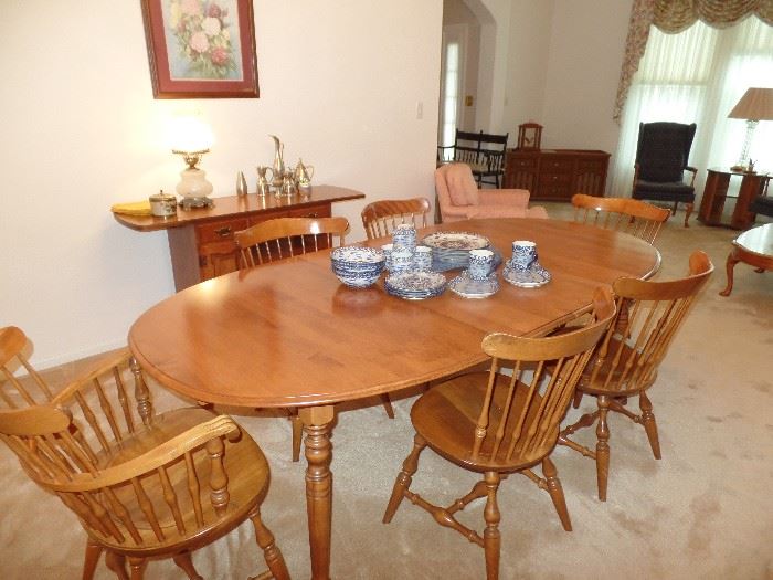 Nicholas & Stone dining/kitchen table w/3 leaves, pads,  4 side chairs and 2 captain chairs w/arms