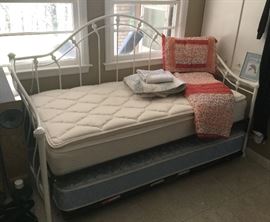 nice white iron daybed with trundle