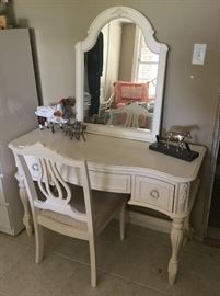 sweet vanity desk and chair