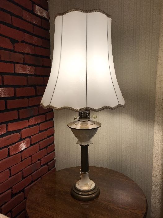 Porcelain lamp & round end table