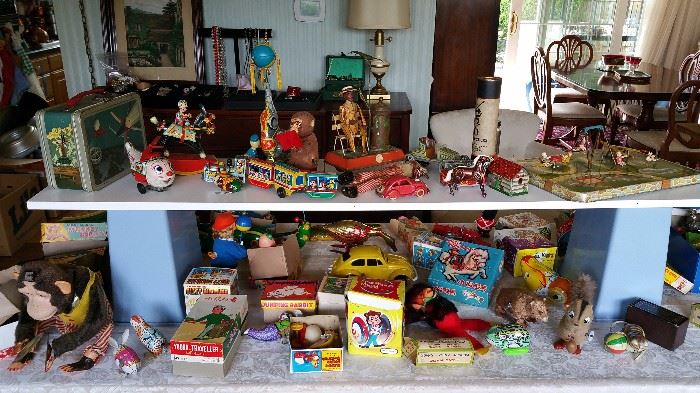 vintage windup toys....including the windup monkey that Stephen King turned into a horrible, horrible icon of terror.  thanks dude...didn't like monkeys anyway, and now....