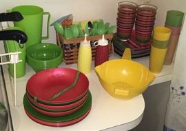 COLORFUL TUPPERWARE AND PICNIC SET