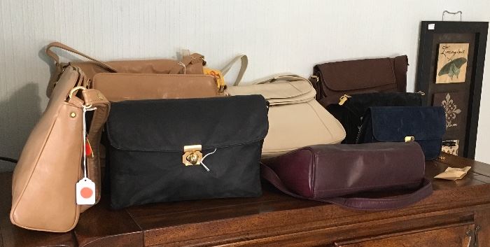 LOT OF NICE CLEAN PURSES