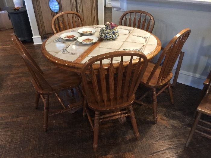 Round Oak tile top dining table with 5 chairs and leaf
