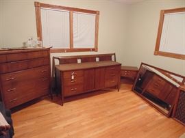 Stunning 5 piece mid century Saga by Drexel bedroom set