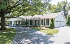 Please Do Not Park In Driveway (Loading Only)