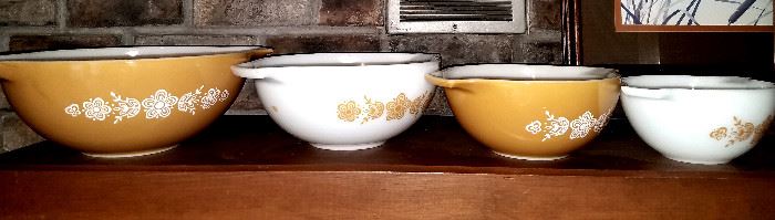 Set Pyrex bowls