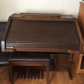 Lowrey Lincolnwood organ