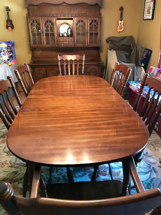 Thomasville solid oak dining room with 6 chairs, hutch and table pads. Real nice!