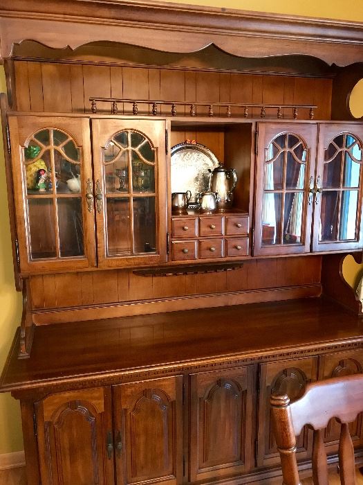 Thomasville Solid Oak Hutch. Beautiful piece reasonable price. Don't miss this set.