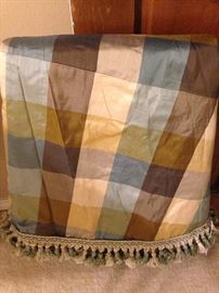 Custom-made round table cloth