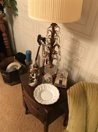 Mid century modern lamps with lots of decorative accessories to select from. This 3 day sale is a treasure trove of items.
