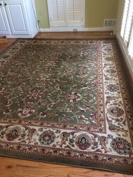 7x9' green / ivory area rug -- easy care manmade fibers