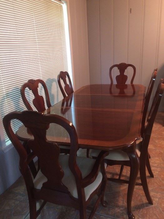 Bassett Dining Room table and chairs