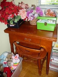 SEWING MACHINE IN CABINET
