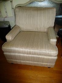 UPHOLSTERED CHAIR ON WHEELS