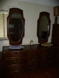 LONG DRESSER W/MIRRORS