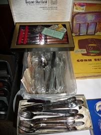 FLATWARE SETS