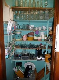 CLEAR GLASSWARE, PLASTICWARE, FLATWARE SETS, SCISSORS