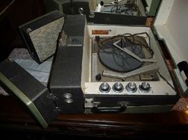 MOTOROLA TURNTABLE W/ SPEAKERS