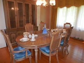 Vintage Weiz Dining Room Table 1 Leaf, 2 Arm, 4 Side chairs. Vintage Weiz Curio China Cabinet, Storage