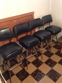 4 matching bar stools!