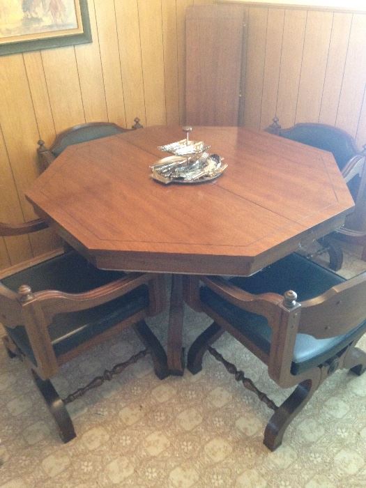 Includes 2 leafs and 4 chairs!