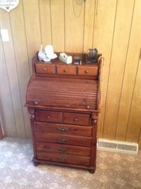Small roll top desk, needs repair to rolling portion!