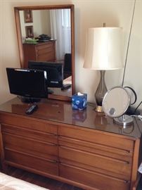 Has matching chest and nightstand by Willett!