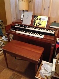 Hammond organ! Powers up but needs work!