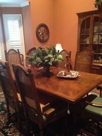 Lovely dining table & 6 chairs (2 leaves)