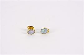 14KT Gold Post Earrings with Jelly Opal Stones: 14KT gold scalloped post earrings with Jelly Opal Cabochons.