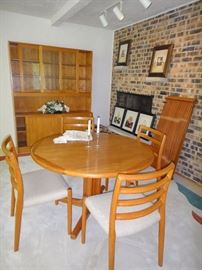Dyrlund Teak table w/o leaves , 4 Moller teak chairs 