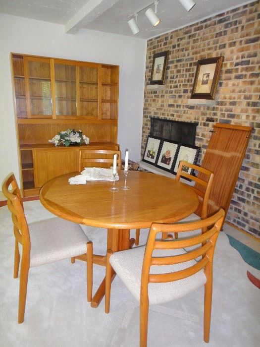 Dyrlund Teak table w/o leaves , 4 Moller teak chairs 