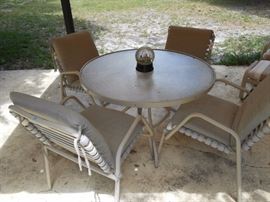 patio table w/ 4 chairs