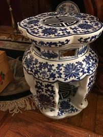 Pedestal set porecelin