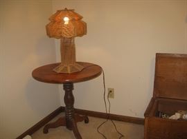 Lamp made of popsicle sticks - pedestal table