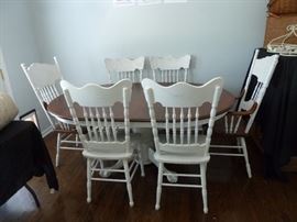 Solid Oak pedestal table and 6 chairs(2captain)