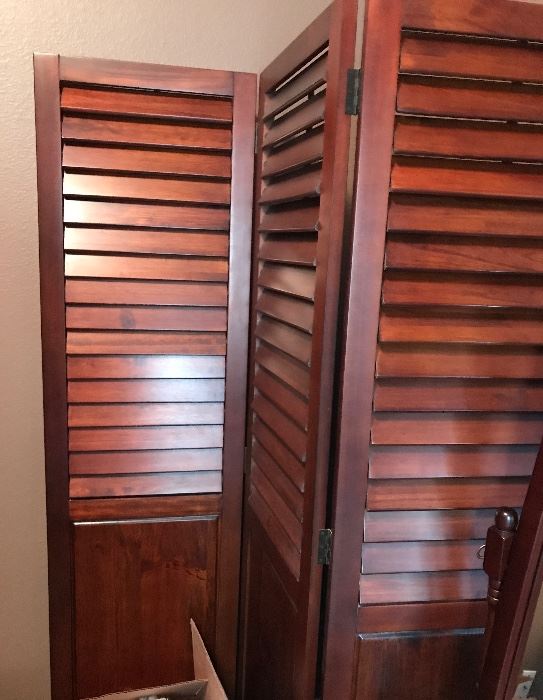  Solid louvered privacy screen 