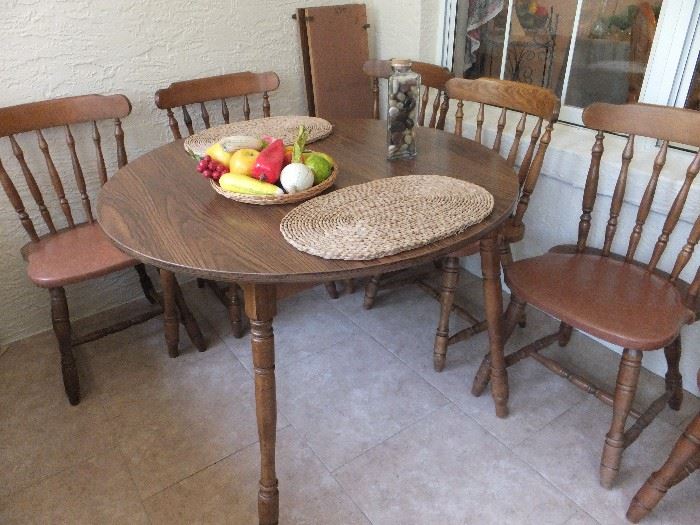 Dining table with 2 leafs and 6 chairs with leather seats