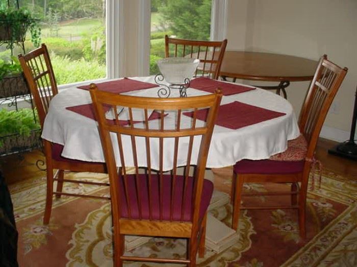 Very nice round dining table with pedestal base, with 4 fine chairs