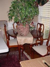 Dining room table, 2 leaves, 6 chairs