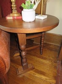 ROUND SIDE TABLE WITH 3 LEG BASE
"SWING LEG STYLE"
