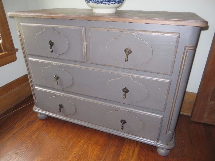 GRAY DISTRESSED CHEST
