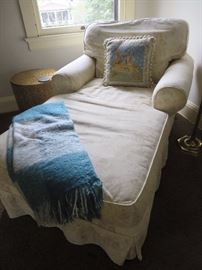 CLASSIC BEDROOM CHAISE LOUNGE

