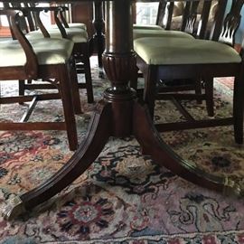CHIPPENDALE MAHOGANY CLASSIC FORMAL DINING TABLE AND 6 CHAIRS (detail of table)