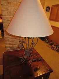 RUSTIC TABLE LAMP WITH LEAVES
