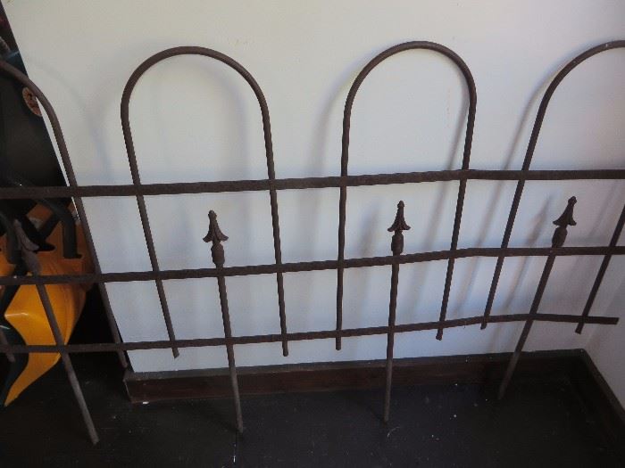 METAL FENCE / TRELLIS
(THERE IS A PAIR)