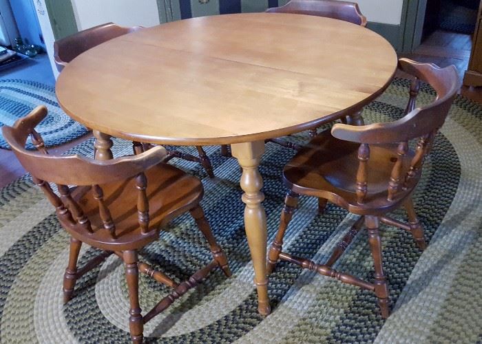 Round table with 2 leaves and six chairs